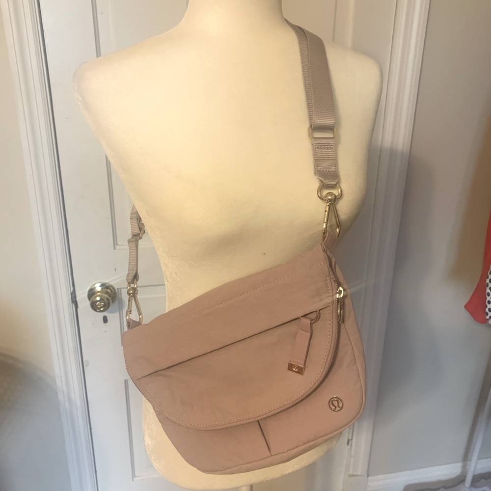 Like new only used a few times.  Light lavender color with gold zipper.